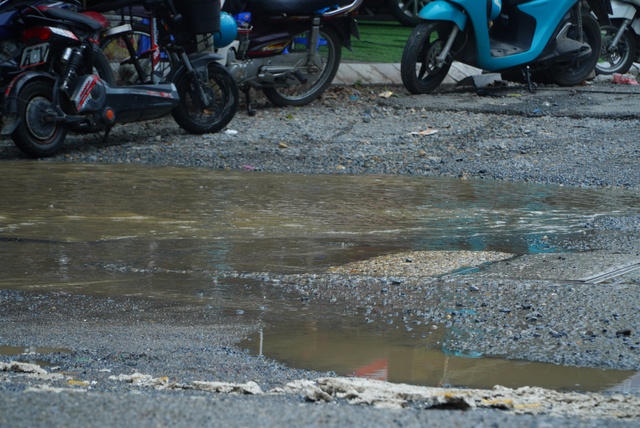 Người dân khốn khổ vì đường Ngọc Trục xuống cấp, mưa là ngập- Ảnh 3.