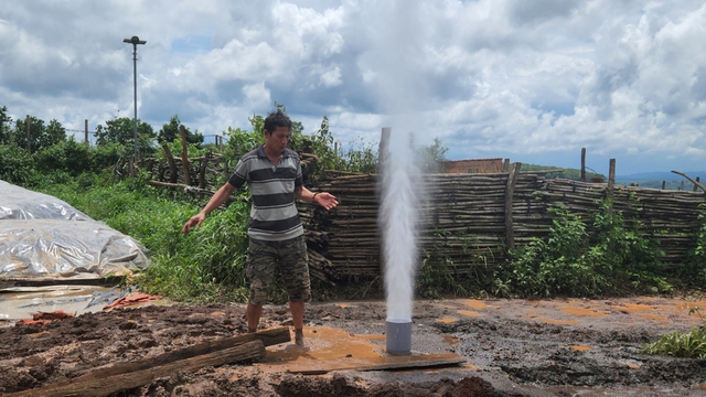 Chuyên gia cảnh báo nguy hiểm của giếng khoan phun nước cao chục mét ở Gia Lai- Ảnh 2.