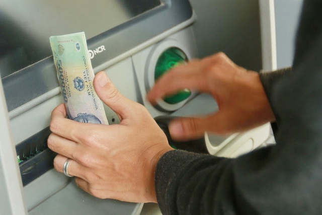 Phát hiện thiết bị lạ tại cây ATM, cần phải làm gì để không mất tiền oan?- Ảnh 1.