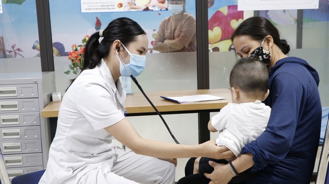 TPHCM đảm bảo đủ thuốc điều trị sởi, hôm nay vaccine sẽ về và phân bổ ngay cho các quận huyện- Ảnh 2.