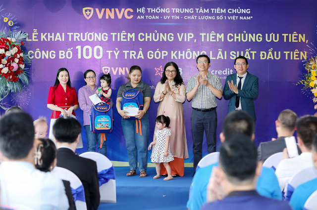 VNVC hỗ trợ tiêm trước trả sau hơn 100.000 mũi vắc xin không lãi suất cho trẻ em và người lớn- Ảnh 1.