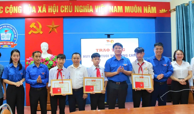 Trao huy hiệu 'Tuổi trẻ dũng cảm' cho 3 học sinh cứu 2 em nhỏ đuối nước- Ảnh 1.