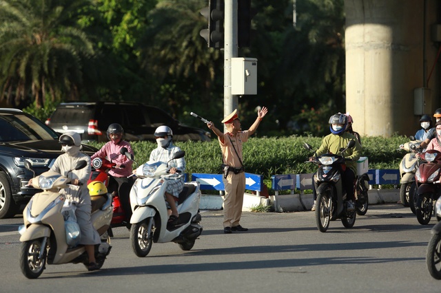 Nhiều tuyến đường Thủ đô đông nghẹt, người dân chật vật về quê nghỉ lễ 2/9- Ảnh 14.