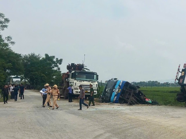 Thông tin chính thức vụ xe tải đâm xe buýt bay xuống mương nước- Ảnh 2.