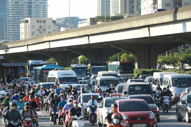 Nhiều tuyến đường Thủ đô đông nghẹt, người dân chật vật về quê nghỉ lễ 2/9- Ảnh 10.