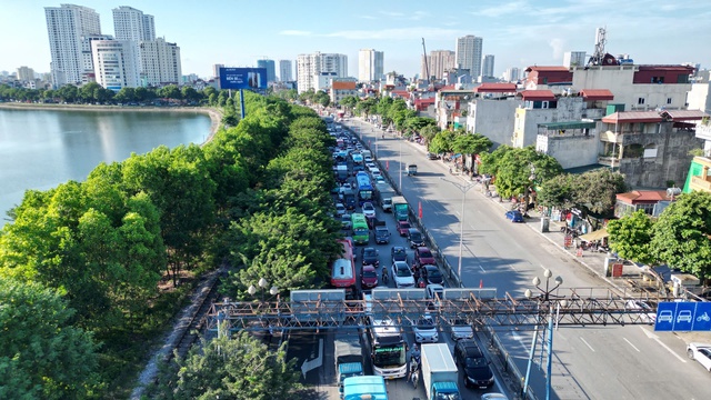 Nhiều tuyến đường Thủ đô đông nghẹt, người dân chật vật về quê nghỉ lễ 2/9- Ảnh 11.