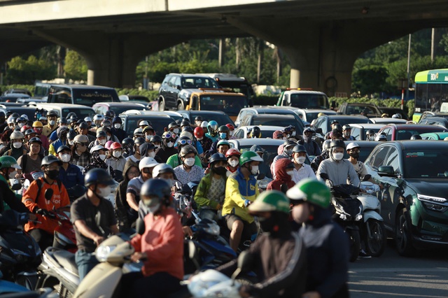 Nhiều tuyến đường Thủ đô đông nghẹt, người dân chật vật về quê nghỉ lễ 2/9- Ảnh 9.