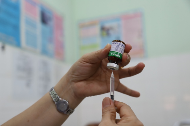 Phụ huynh TPHCM phấn khởi đưa trẻ đi tiêm vaccine sởi trong ngày đầu tiên của chiến dịch- Ảnh 2.