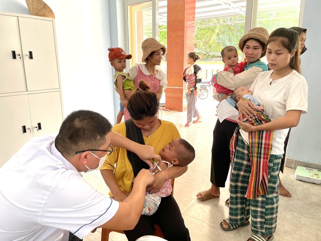 Cán bộ y tế gùi vaccine vào tận bản xa để tiêm cho trẻ nhỏ và phụ nữ mang thai- Ảnh 3.