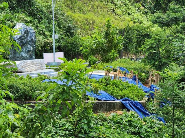Biểu tượng ‘Cổng Trời Mường Lát’ phải dùng cọc tre gia cố- Ảnh 4. Biểu tượng ‘Cổng Trời Mường Lát’ phải dùng cọc tre gia cố- Ảnh 4.