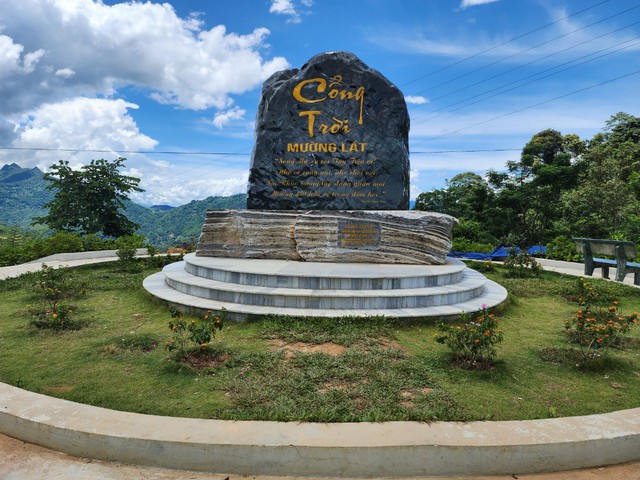 Biểu tượng ‘Cổng Trời Mường Lát’ phải dùng cọc tre gia cố- Ảnh 1. Biểu tượng ‘Cổng Trời Mường Lát’ phải dùng cọc tre gia cố- Ảnh 1.