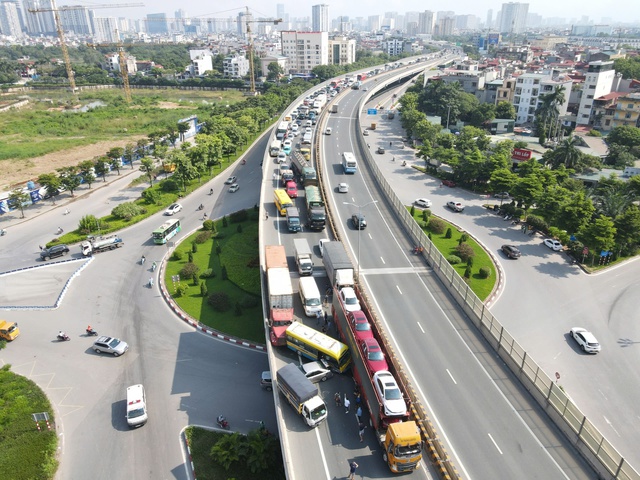 Tai nạn liên hoàn giữa 5 ô tô trên Vành đai 3, ùn tắc kéo dài- Ảnh 3.