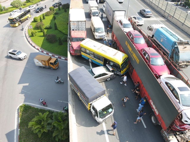 Tai nạn liên hoàn giữa 5 ô tô trên Vành đai 3, ùn tắc kéo dài- Ảnh 2.