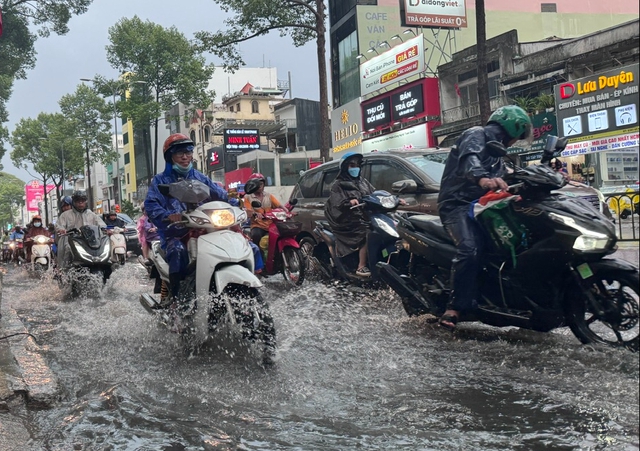 Ngày nghỉ lễ thứ 2, nhiều tuyến đường ở TPHCM ngập sâu sau cơn mưa lớn- Ảnh 5.