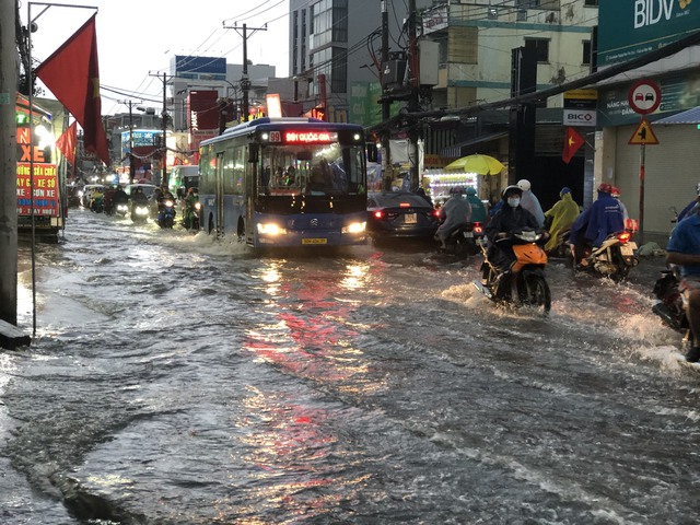 Ngày nghỉ lễ thứ 2, nhiều tuyến đường ở TPHCM ngập sâu sau cơn mưa lớn- Ảnh 1.