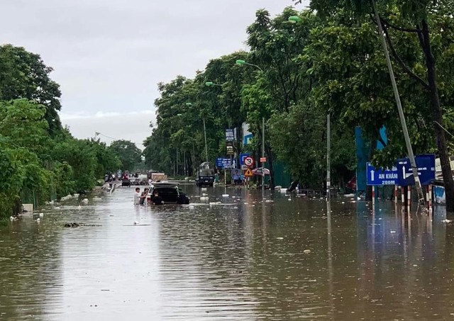 Cấm đi vào đường gom Đại lộ Thăng Long do ngập sâu- Ảnh 2.