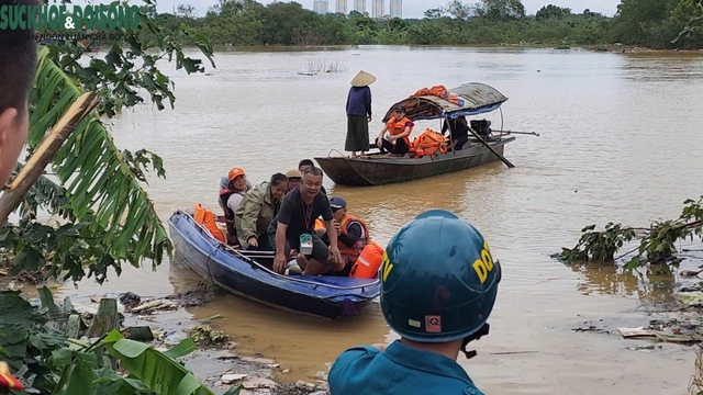 Người dân bãi giữa sông Hồng tất tả 'chạy' lũ- Ảnh 12.