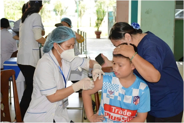 Khoảng 100.000 trẻ 1-10 tuổi ở TPHCM chưa được tiêm vaccine sởi- Ảnh 2.