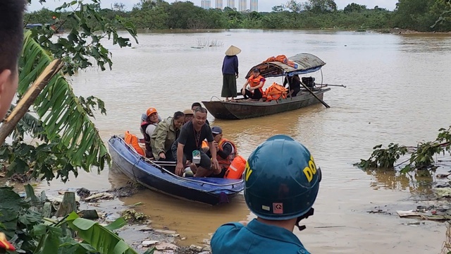 [LIVE] Lũ trên sông Hồng trên mức báo động 2, dự báo đạt đỉnh vào trưa nay- Ảnh 3.