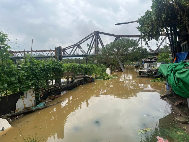 [LIVE] Lũ trên sông Hồng trên mức báo động 2, dự báo đạt đỉnh vào trưa nay- Ảnh 1.