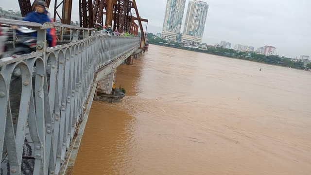 Lũ trên các sông dâng cao chưa từng thấy, Chủ tịch Hà Nội ban hành công điện ứng phó- Ảnh 1.