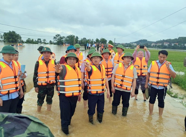 Thủ tướng chỉ đạo triển khai lực lượng, phương tiện, kể cả trực thăng để cứu trợ người dân- Ảnh 1.