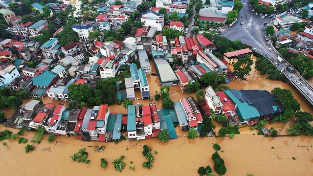 Gần 1000 người thương vong do mưa lũ, diễn biến còn phức tạp- Ảnh 2.