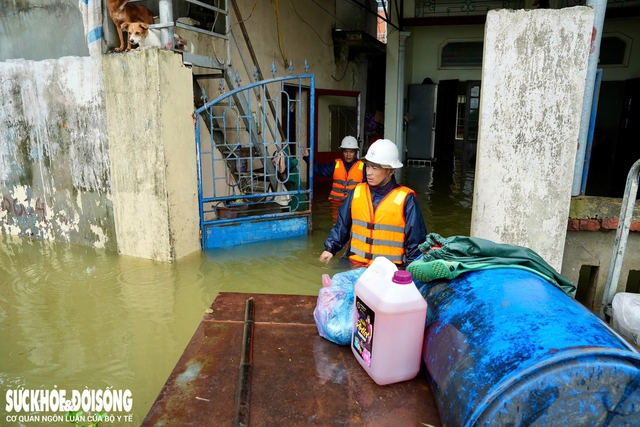 Cận cảnh xóm vùng ven Hà Nội bị cô lập trong nước lũ- Ảnh 9.