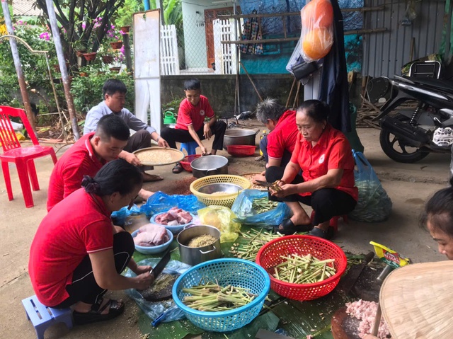 Người dân Quảng Trị gói bánh, làm ruốc gửi bà con vùng lũ- Ảnh 3.