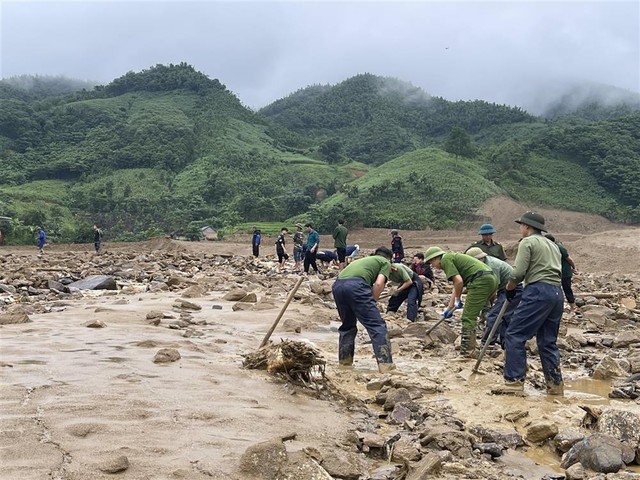 Hàng trăm chiến sĩ tìm kiếm 73 người còn mất tích trong vụ lũ quét kinh hoàng tại Lào Cai- Ảnh 1.