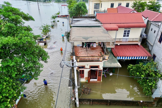 Cận cảnh xóm vùng ven Hà Nội bị cô lập trong nước lũ- Ảnh 5.