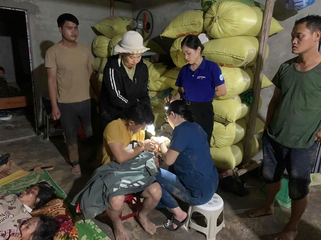 Khiêng người bị thương đi bộ 7km để cấp cứu trong vụ sạt lở ở Bắc Hà- Ảnh 3.