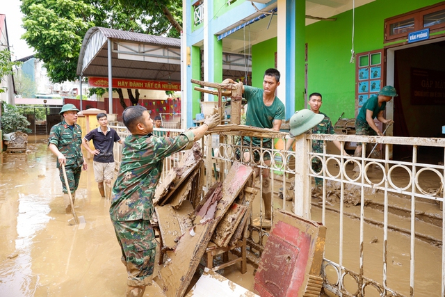 Thủ tướng thị sát tại Yên Bái, chỉ đạo khắc phục hậu quả bão lũ- Ảnh 5.