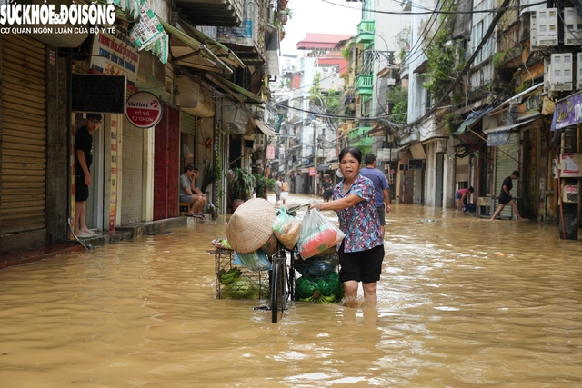 Nước rút dần, người dân ở 'rốn lũ' Hoàn Kiếm tất bật dọn dẹp, chở đồ đạc về nhà- Ảnh 3.