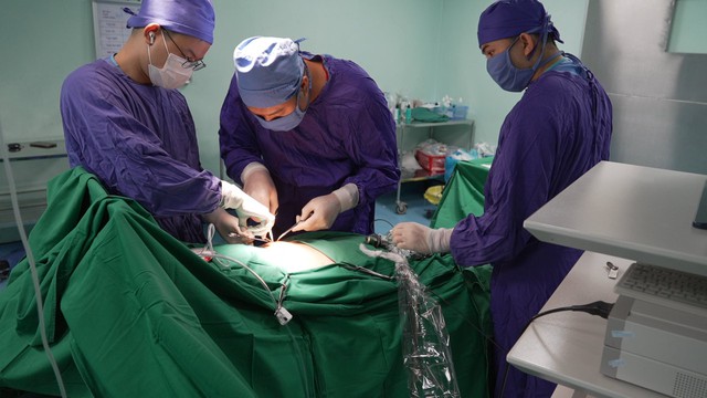 Thầy thuốc miệt mài cấp cứu người bệnh giữa tâm bão số 3- Ảnh 1.