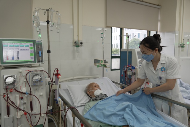Thầy thuốc miệt mài cấp cứu người bệnh giữa tâm bão số 3- Ảnh 3.