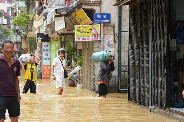 Nước rút dần, người dân ở 'rốn lũ' Hoàn Kiếm tất bật dọn dẹp, chở đồ đạc về nhà- Ảnh 5.