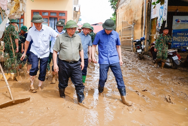 Thủ tướng thị sát tại Yên Bái, chỉ đạo khắc phục hậu quả bão lũ- Ảnh 1.