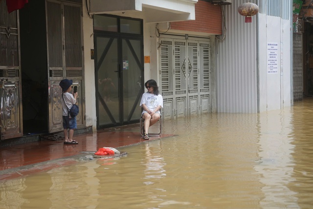 Nước rút dần, người dân ở 'rốn lũ' Hoàn Kiếm tất bật dọn dẹp, chở đồ đạc về nhà- Ảnh 7.