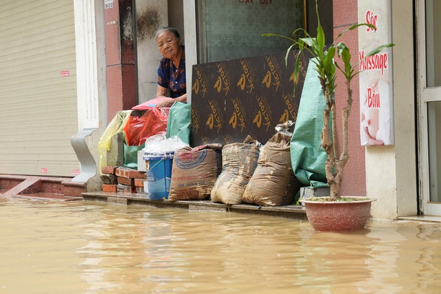 Nước rút dần, người dân ở 'rốn lũ' Hoàn Kiếm tất bật dọn dẹp, chở đồ đạc về nhà- Ảnh 4.