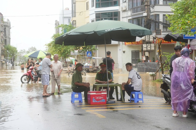 Nước rút dần, người dân ở 'rốn lũ' Hoàn Kiếm tất bật dọn dẹp, chở đồ đạc về nhà- Ảnh 9.