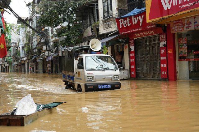 Nước rút dần, người dân ở 'rốn lũ' Hoàn Kiếm tất bật dọn dẹp, chở đồ đạc về nhà- Ảnh 8.