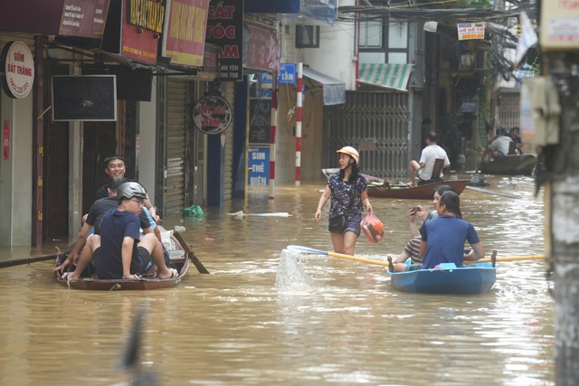 Nước rút dần, người dân ở 'rốn lũ' Hoàn Kiếm tất bật dọn dẹp, chở đồ đạc về nhà- Ảnh 6.