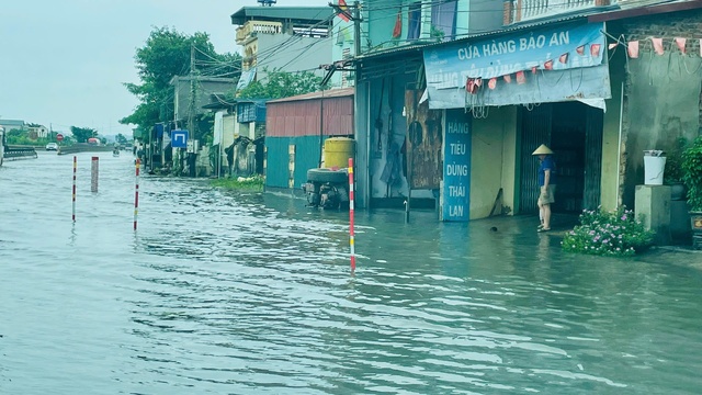 Quốc lộ 1A đoạn qua Thanh Hóa bị ngập, các phương tiện tham gia giao thông gặp khó- Ảnh 1.