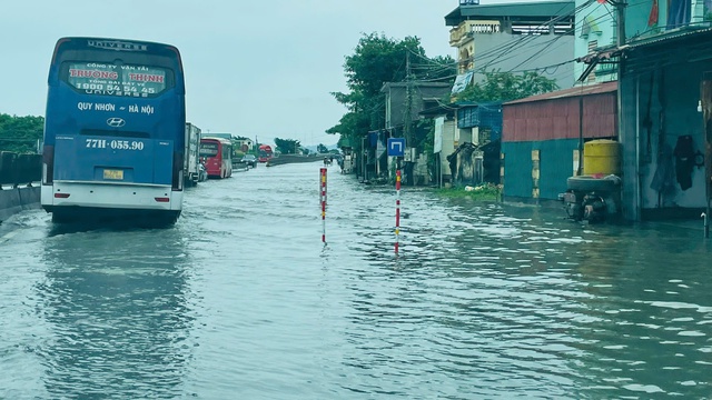 Quốc lộ 1A đoạn qua Thanh Hóa bị ngập, các phương tiện tham gia giao thông gặp khó- Ảnh 2.