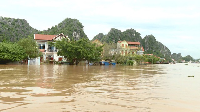 Ninh Bình không phải xả tràn đê, người dân vẫn cần ở yên nơi di tản- Ảnh 2.