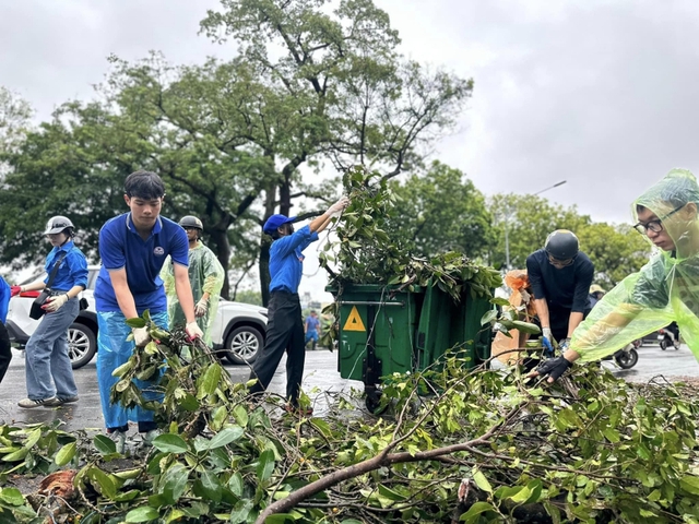 Hà Nội tập trung xử lý rác thải, đảm bảo vệ sinh môi trường sau bão số 3- Ảnh 1.