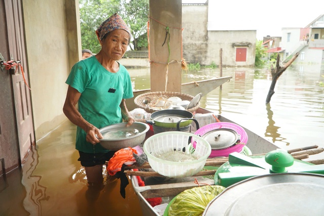 Hàng trăm hộ dân ở Thanh Hóa bị cô lập trong nước lũ- Ảnh 7.