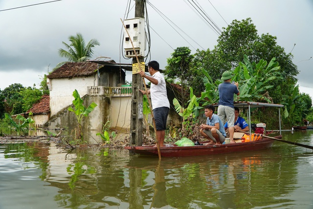 Hàng trăm hộ dân ở Thanh Hóa bị cô lập trong nước lũ- Ảnh 4.