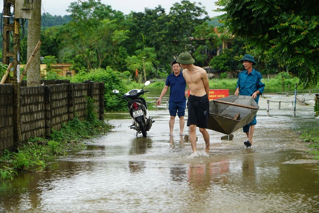 Hàng trăm hộ dân ở Thanh Hóa bị cô lập trong nước lũ- Ảnh 3.